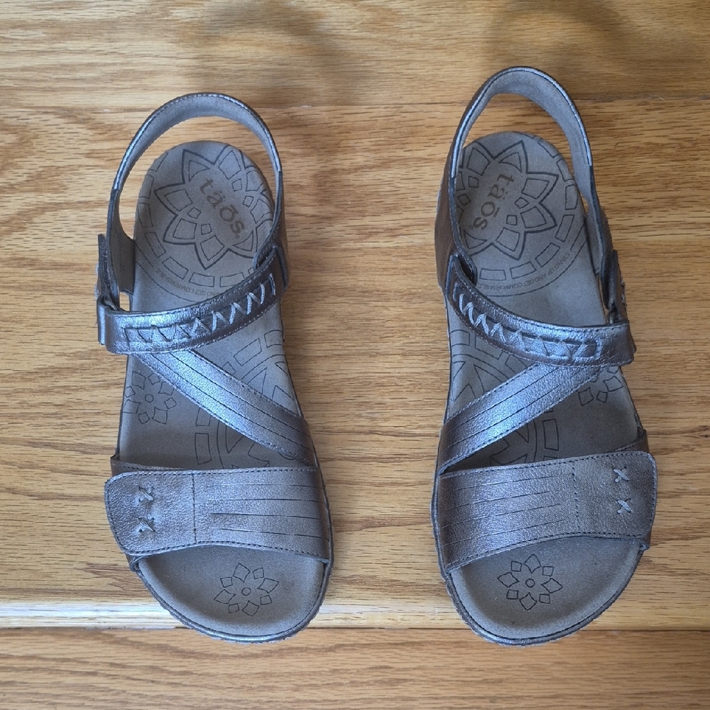 Taos Footwear Sandals - Shimmering Silver Leather Size 7